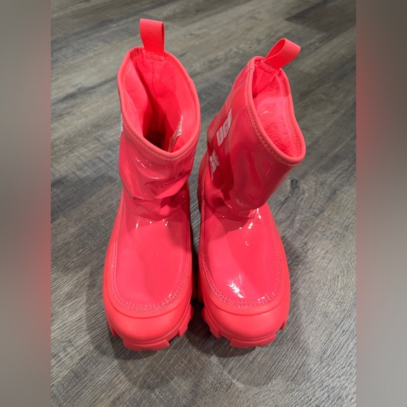 UGG Classic Brellah Mini Waterproof Slip On Rain Boot- Pink, Big Kid’s Size 6 - Picture 2 of 10
